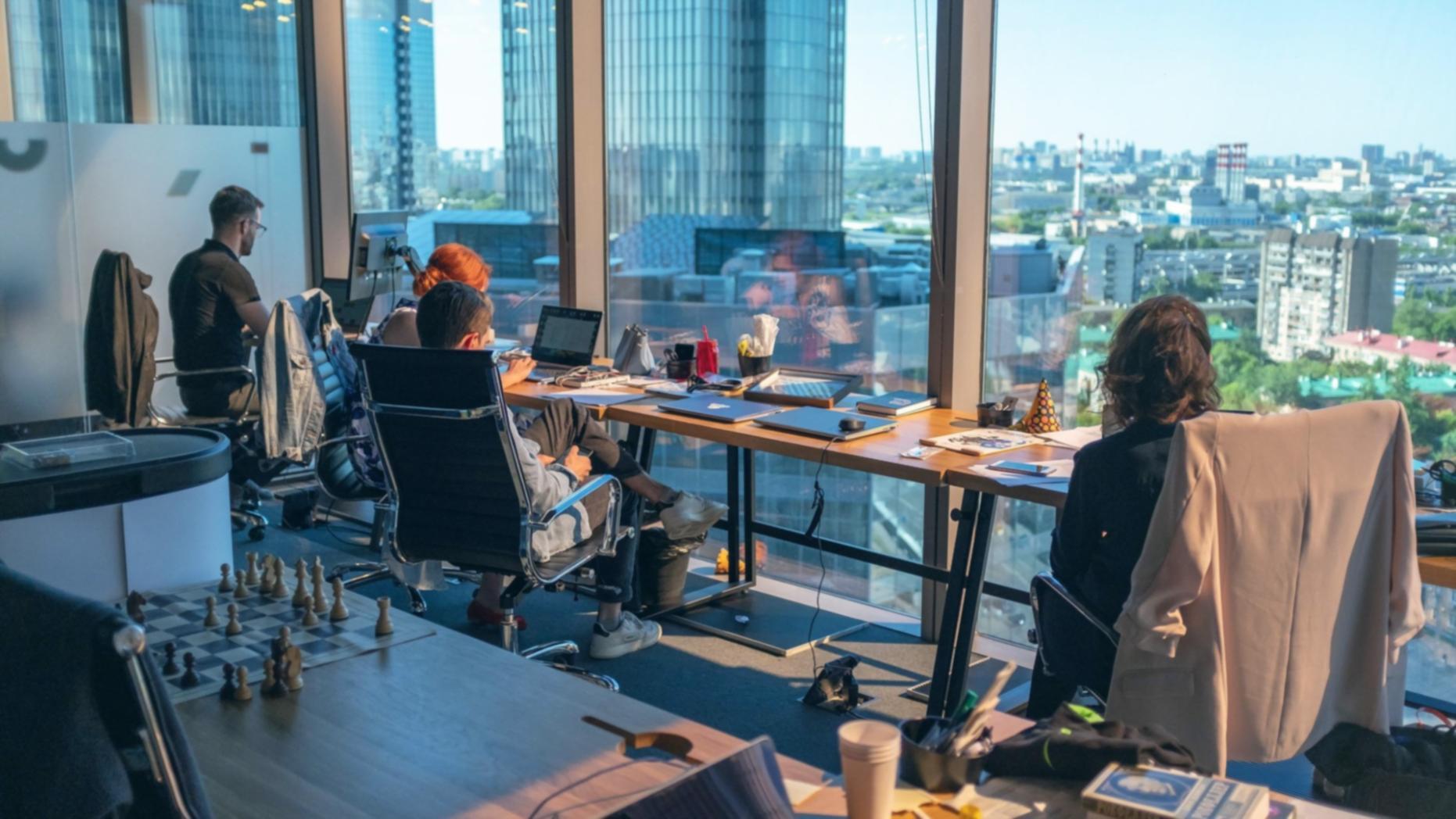 Konzentrierte Lernatmosphäre mit strukturierten Materialien