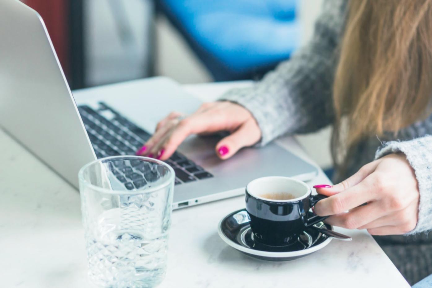 Teilnehmer bei der Analyse komplexer Problemstellungen in Kleingruppen